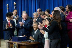 President_Barack_Obama_signs_Every_Student_Succeeds_Act_(ESSA)
